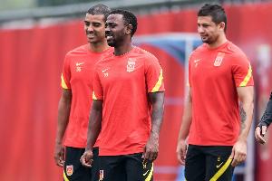 记者：有任何"归化"外国球员的必要么?不如给U22球员更多大赛机会